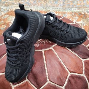BLACK SNEAKERS SIZE 6 WOMENS